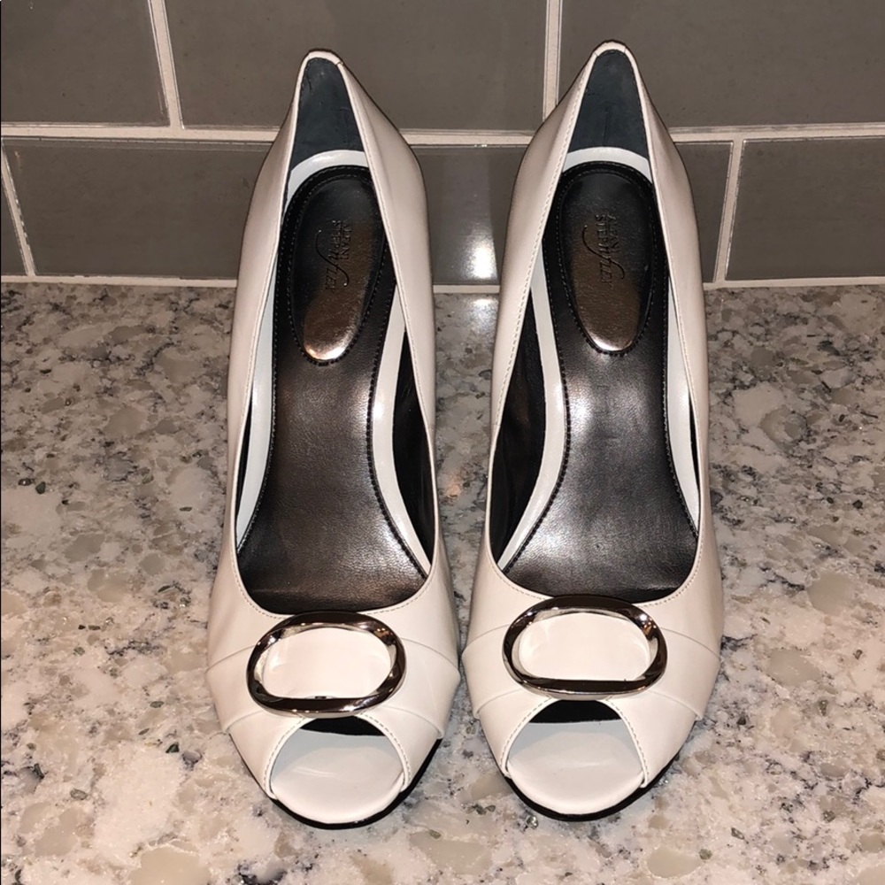 ALFANI STEPnFLEX White leather heels. Never worn!